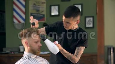专业纹身理发师在理发店给他的客户理发